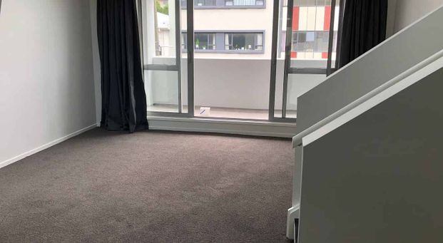 Large 4 Bedroom Apartment - Photo 1