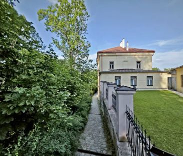 Pronájem prostorného bytu 1+1 s parkovacím místem v Jihlavě, Březin... - Photo 1