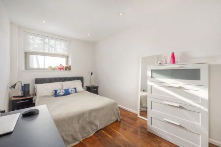 2 bedroom flat in London - Photo 2