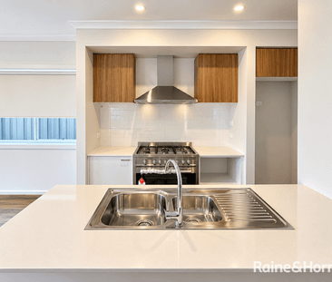 Modern Family Living in Tarneit - Photo 4