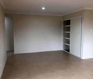 Air Conditioned Bright and Breezy Family Home! - Photo 3