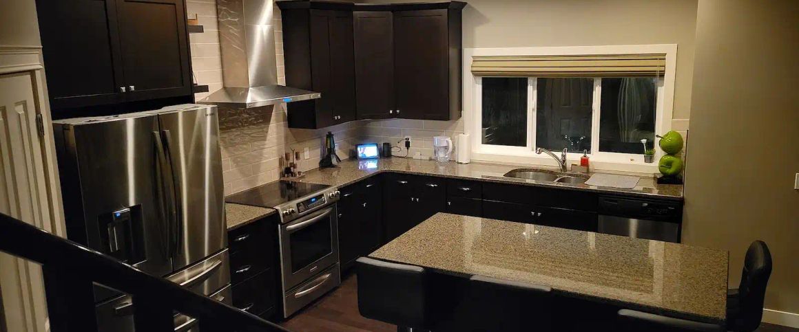 Beautiful Fully Furnished Home with Walkout Basement, Pond View & Lake Access — 4 Bedrooms House - Photo 1