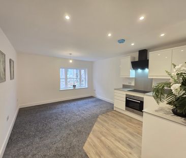 Two bed Top-floor Apartment - Photo 4