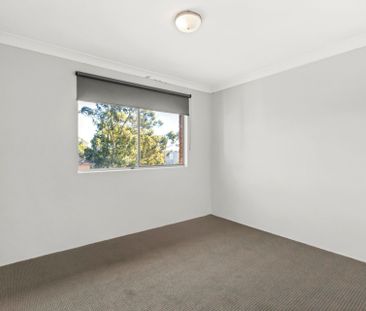 Neat and tidy 2 bedroom unit, freshly painted and new carpet - Photo 1