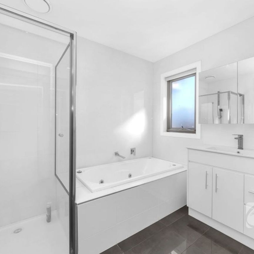 MODERN 3-BEDROOM HOME IN A CONVENIENT HALLAM LOCATION! - Photo 1