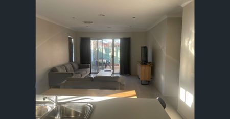 Modern & Low Maintenance - Photo 2