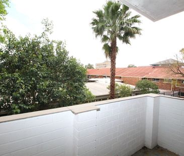 SUNNY 2 BEDROOM APARTMENT - LOCK UP GARAGE - Photo 4