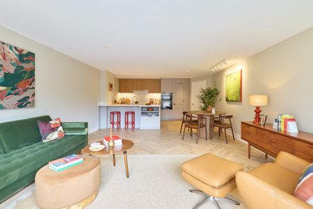 Tucked discreetly away from one of Cambridge’s most distinguished roads lies an exclusive collection of just six newly built residences, each crafted with meticulous attention to detail. - Photo 4