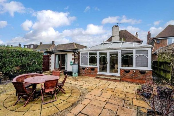 Tattenham Way, Tadworth, KT20 - Photo 1
