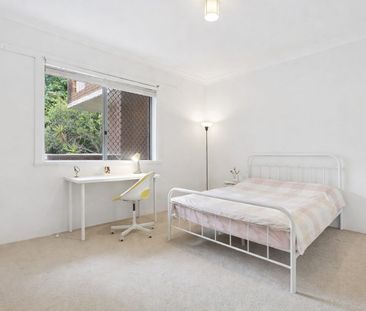 Spacious & Light-Filled Apartment in Prime Carlton Location - Photo 4