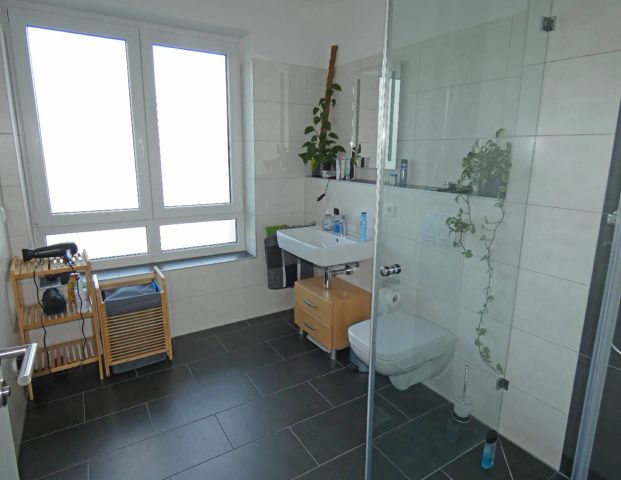 Moderne 2-Zimmer-Wohnung mit großer Sonnenloggia, Aufzug und Rheinblick - Foto 1