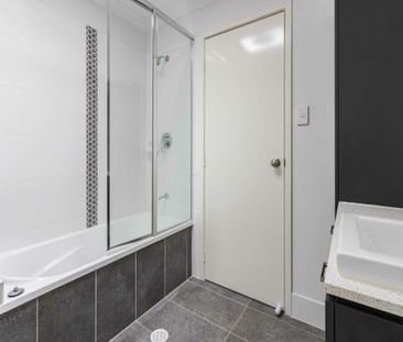 Modern Townhouse with Pool Access, 2.5 Bathrooms & Air Conditioning... - Photo 4