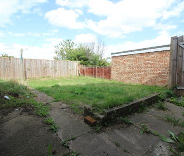 3 Bedroom End Terraced House - Photo 2