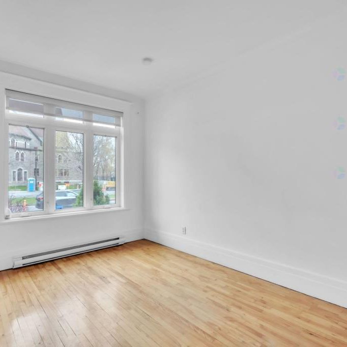 Ce vaste logement 6½ se distingue par sa luminosité et ses plafonds de 9 pieds : - Photo 1