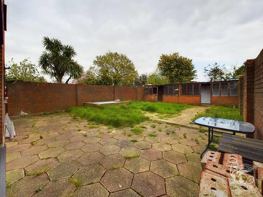 Harlow Road, Rainham, RM13 - Photo 1