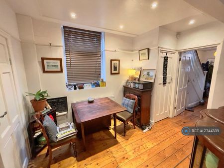 3 bedroom semi-detached house to rent - Photo 4