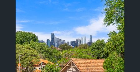 Light and Bright Two Bedroom Apartment - Photo 2