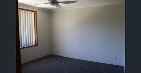 Neat & tidy, spacious villa - Photo 2