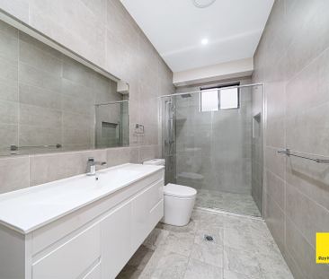 Beautiful & Spacious House Close to Amenities - Photo 3