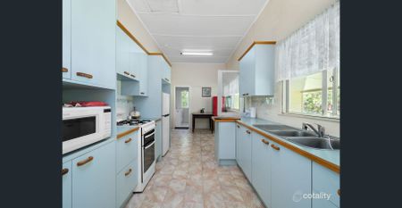 PRIVATE HOME IN CONVENIENT LOCATION - Photo 5