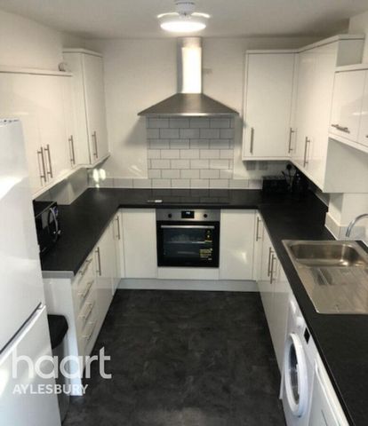 1 bedroom in a house share to rent - Photo 2