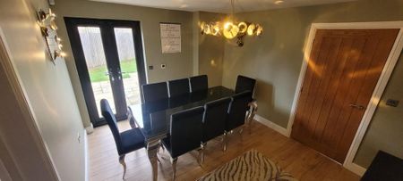 4 bedroom detached house to rent - Photo 2