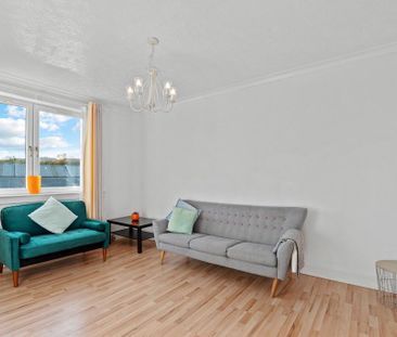 4 bedroom flat to rent - Photo 2