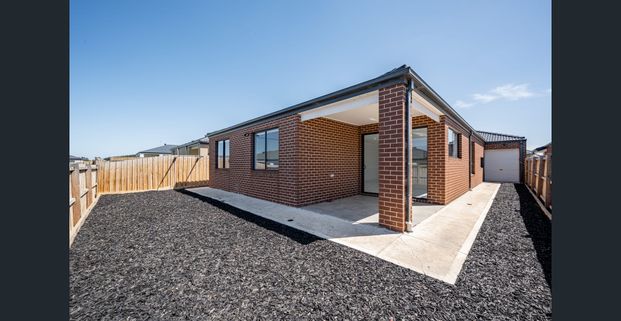 LUXURY LIVING IN SUNBURY - Photo 1