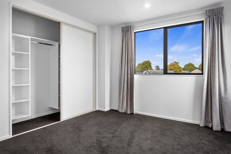 Stylish Townhouse in Prime Location with Parking - Riccarton - Photo 5
