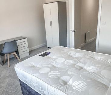 4 bedroom semi-detached house to rent - Photo 2