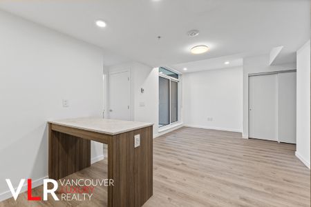 Condo in Surrey, BC - Photo 3