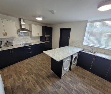 2 bedroom house of multiple occupation to rent - Photo 6