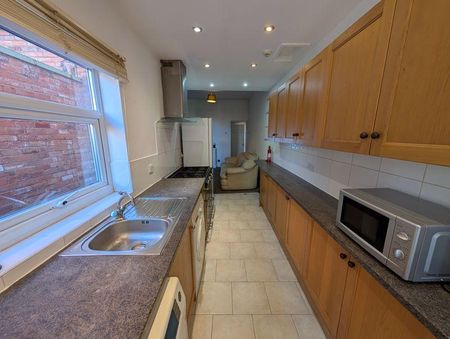 4 bedroom terraced house to rent - Photo 3