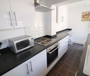 1 bedroom in a house share to rent - Photo 2