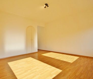 Zeer goed gelegen appartement met 2 slaapkamers en afgesloten garag... - Photo 3