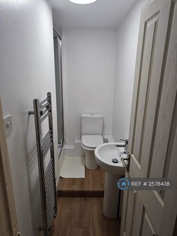 1 bedroom in a flat share to rent - Photo 5
