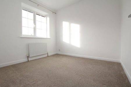 3 bedroom end of terrace house to rent - Photo 2