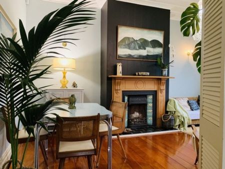 Charming Villa with Classic Features - Photo 2