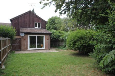 3 bedroom detached house to rent - Photo 2