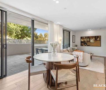 Modern Two Bedroom Apartment In Prime Location - Photo 2