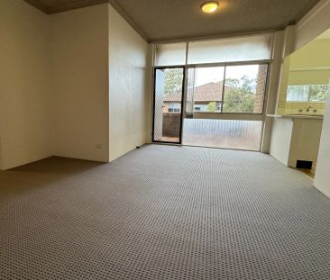 Spacious 2 Bedroom Unit with Garage in Convenient Location - Photo 4