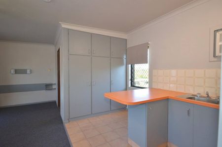 Unfurnished Upstairs Studio Apartment - Carport - Swimming Pool - Photo 2