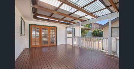 Lovely Three Bedroom Home - Photo 3