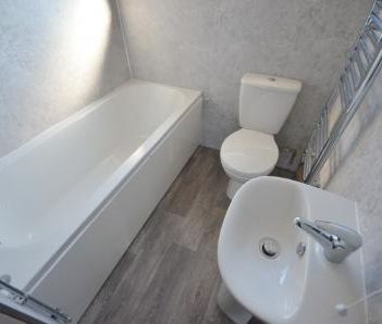 3 bedroom Semi-detached house To Let - Photo 6