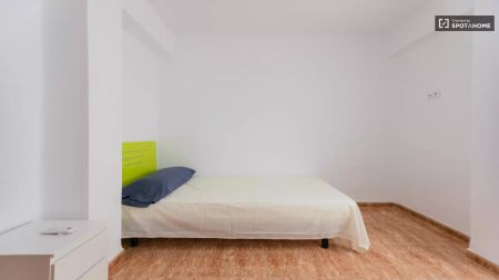 Single Bed in Room in a shared 5-bedroom apartment for rent in Torrefiel, only students. - Photo 4