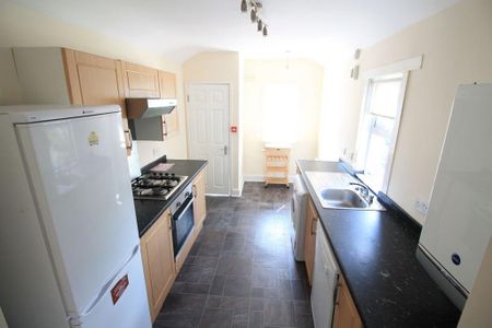 4 bedroom flat to rent - Photo 4