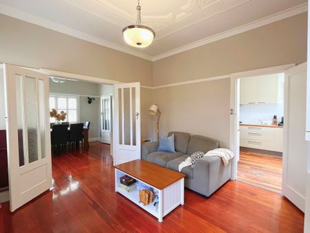 Well Presented 3 Bedroom Home in the McKinnon Secondary College Zone! - Photo 3