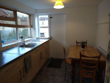 Large Double Room in Horfield - Photo 5