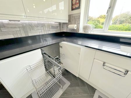 Detached House - Photo 2