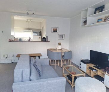 Spacious living area! - Photo 4